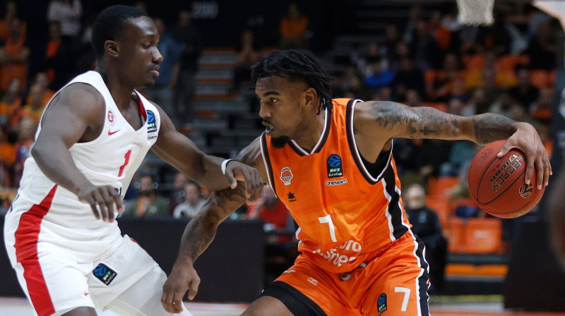 Valensijas komandas spēlētājs Kriss Džounss ar bumbu. Foto: Valencia Basket Club