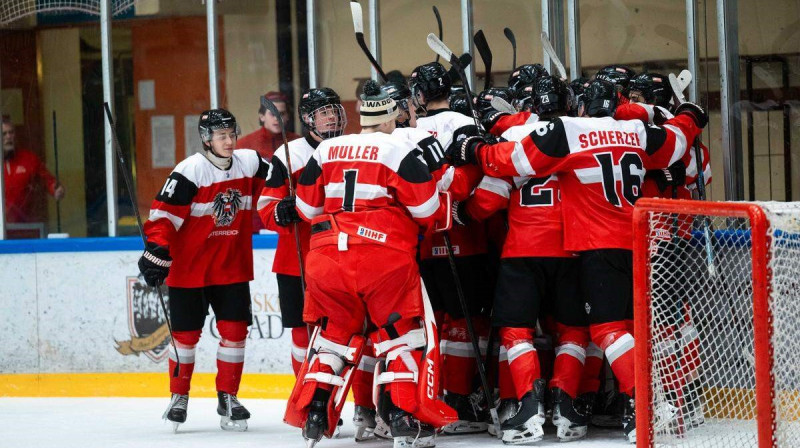 Austrijas U20 valstsvienības hokejisti pēc uzvaras pār ungāriem. Foto: Domen Jančič/Hokejska zveza Slovenije