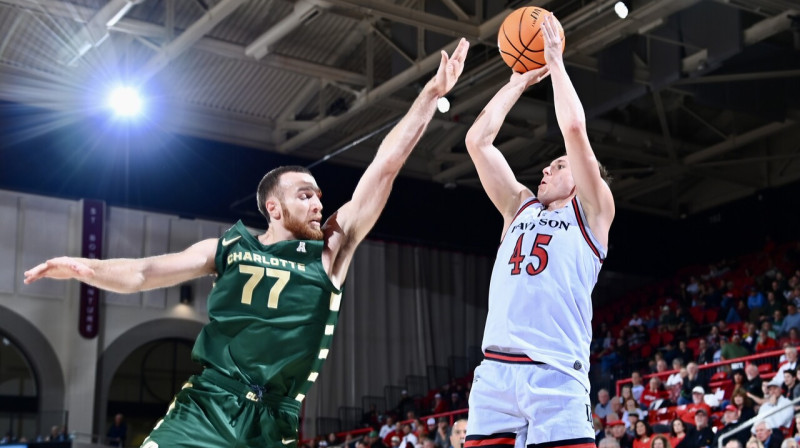 Roberts Blūms metienā. Foto: Tim Cowie/Davidson College Men's Basketball