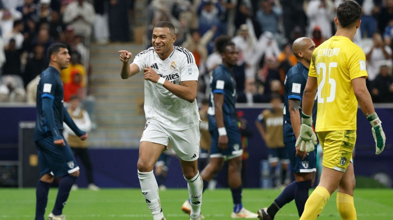 Kilians Mbapē pēc vārtu guvuma pret Meksikas "Pachuca". Foto: Karim Jaafar/AFP/Scanpix