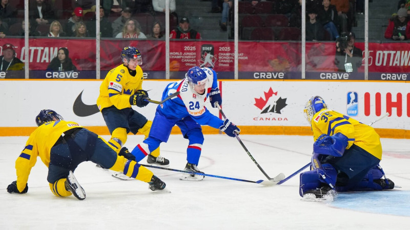 Slovāku uzbrucējs Adams Cedzo uzbrukumā pret Zviedrijas U20 valstsvienību. Foto: Matt Zambonin/IIHF