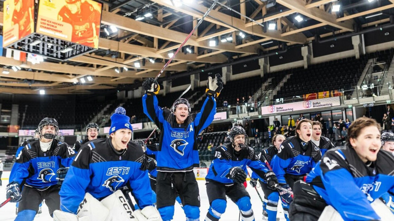 Igaunijas U20 valstsvienības hokejisti pēc spožās spēles galotnes pret Poliju. Foto: Brit Maria Tael/Eesti Hoki