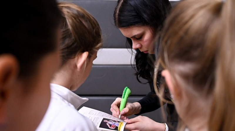 Katrīna Ozola sniedz autogrāfus Budapeštas jaunajām basketbolistēm. Foto: ELTE BEAC