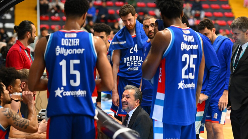 Luka Banki pārtraukumā. Foto: Anadolu Efes SK