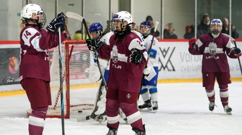 Latvijas U18 valstsvienības hokejistes pēc vārtu guvuma. Foto: Romāns Kokšarovs/LHF