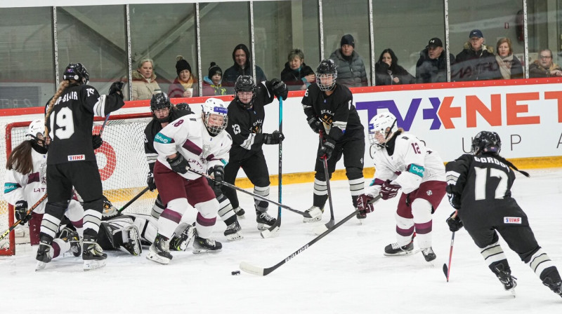 Cīņa pie Jaunzēlandes U18 valstsvienības vārtiem. Foto: Guntis Lazdāns/LHF