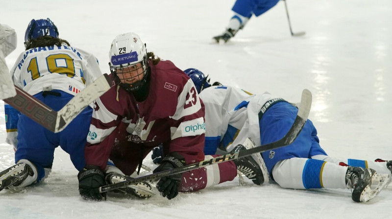 Latvijas U18 valstsvienības uzbrucēja Šarlote Štāle cīņā pret Kazahstānu. Foto: Romāns Kokšarovs/LHF