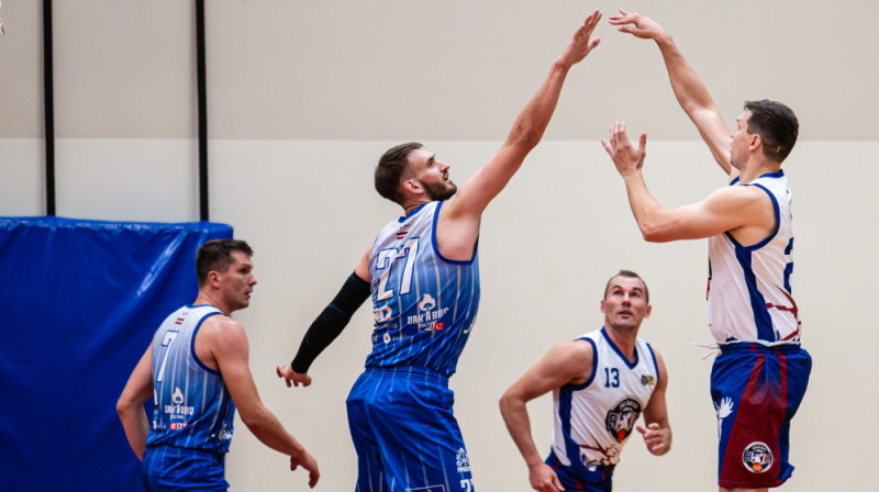 Viktors Iļjins (#27) aizsardzībā. Foto: Raimonds Subatovičs