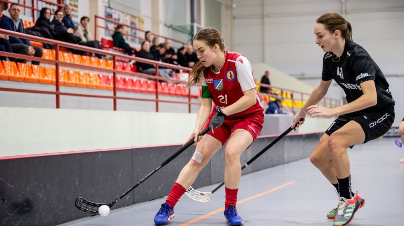 Annija Dārta Dankfelde (no kreisās) uzvaru sekmēja ar diviem vārtu guvumiem, foto: Floorball.lv