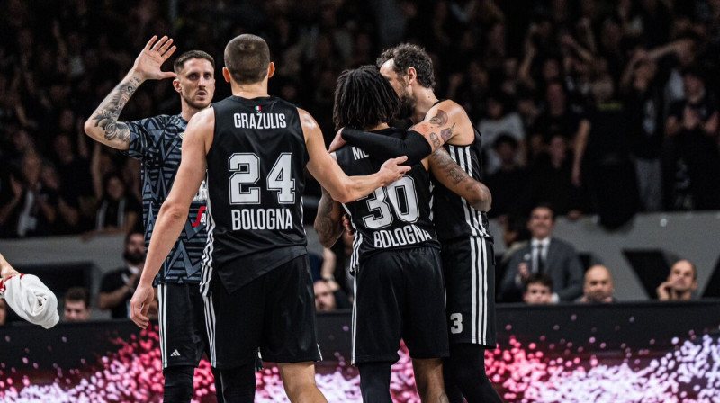 Andrejs Gražulis ar komandas biedriem. Foto: Virtus Bologna