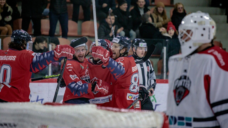 Rīgas "Prizmas" hokejisti pēc vārtu guvuma pret Tallinas "Panter". Foto: Agris Bricis/LHF