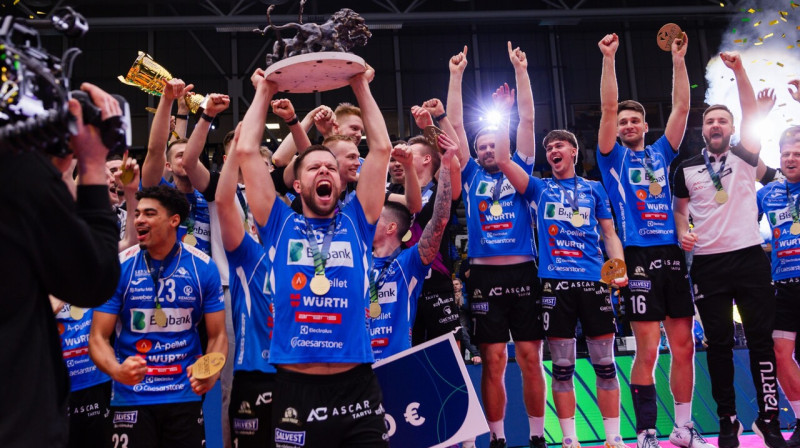 Tartu "Bigbank" volejbolisti ar Baltijas līgas trofeju. Foto: Britt Mäekuusk/Volley.ee