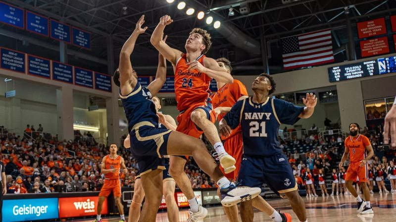 Cīņa par bumbu Baknela Universitātes un ASV Jūras spēku akadēmijas komandu spēlē. Foto: Bucknell Bison Athletics