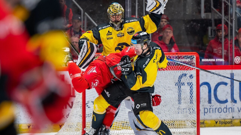 Kristaps Zīle cīņā Tršinecā. Foto: HC Oceláři Třinec