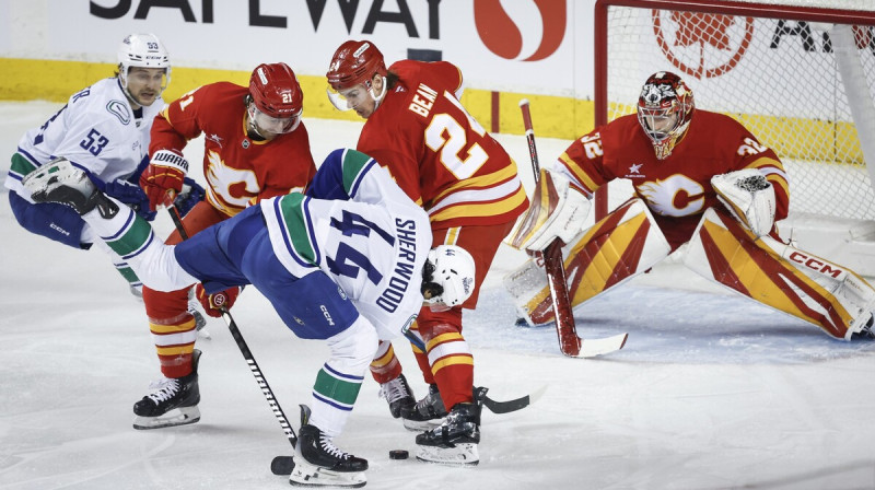 Mirklis no Kalgari "Flames" un Vankūveras "Canucks" cīņas. Foto: Jeff McIntosh/AP/Scanpix