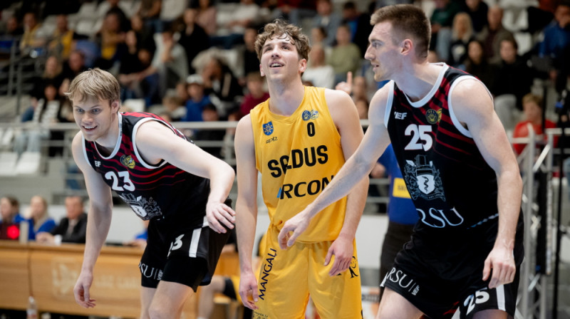 Kristaps Soldatenoks, Artūrs Vuciņš un Alberts Putāns cīņā zem groza. Foto: Jānis Riņķis