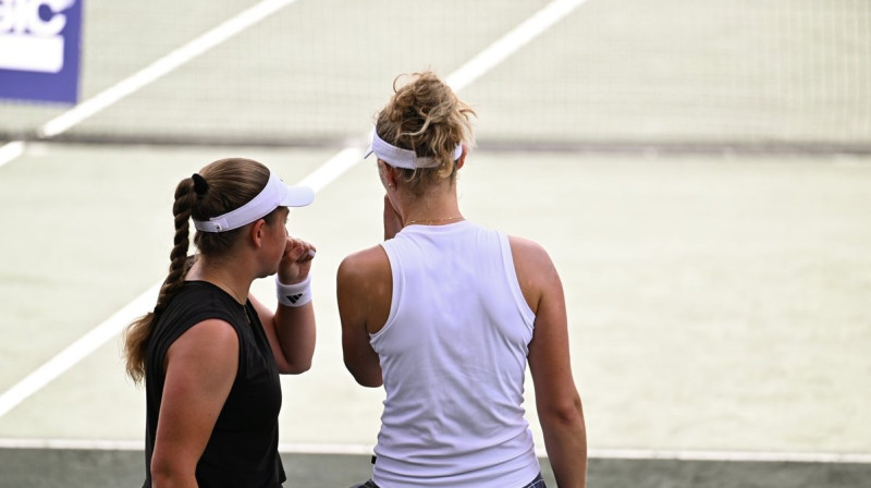 Aļona Ostapenko un Erina Routlifa. Foto: Credit One Charleston Open