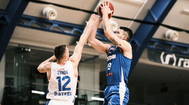 Kārlis Šilke-Žunda aizsardzībā pret Kregoru Hermetu. Foto: Marita Brigitta Mones