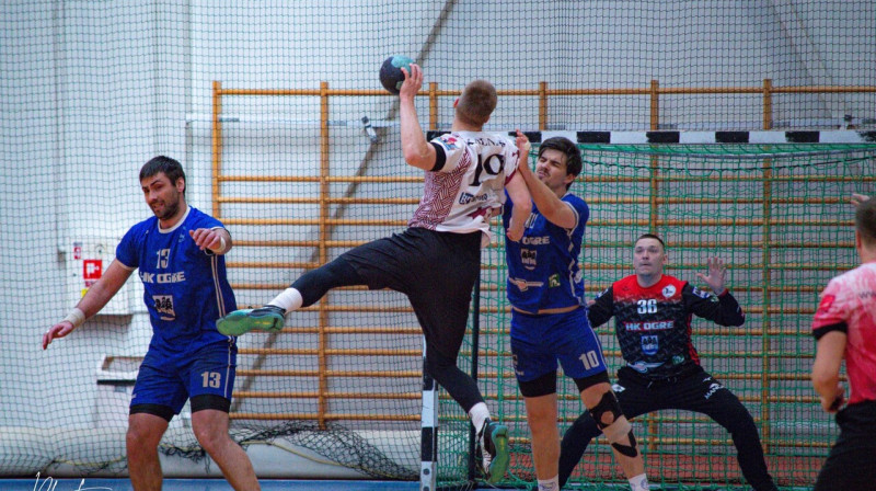MSĢ handbolists Valdis Kalniņš uzbrukumā ogrēniešu vārtiem. Foto: Kaspars Plinte