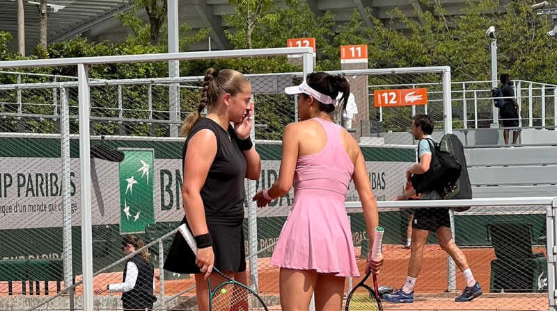 Aļona Ostapenko un Suvei Šei. Foto: Owen / @kostekcanu