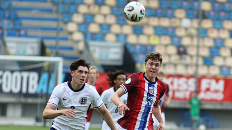 Mirklis no Anglijas un Norvēģijas U19 izlašu spēles Ploješti. Foto: Gheorghe Flușter