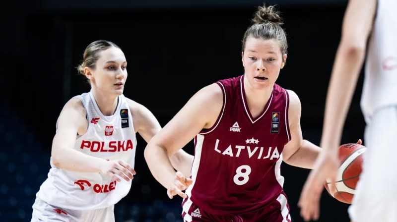 Evelīna Otto spēlē pret Polijas U20 izlasi. Foto: FIBA