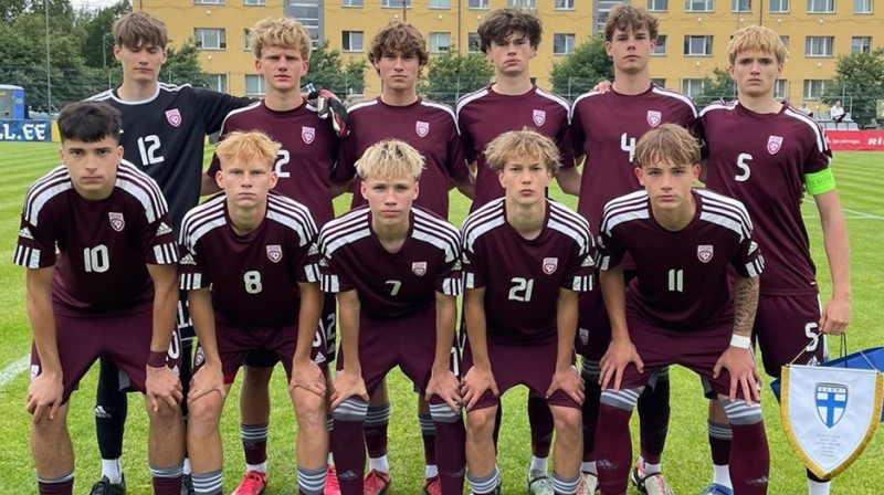 Latvijas U17 valstsvienības futbolisti pirms 2025. gada Baltijas kausa izcīņas Tallinā. Foto: LFF