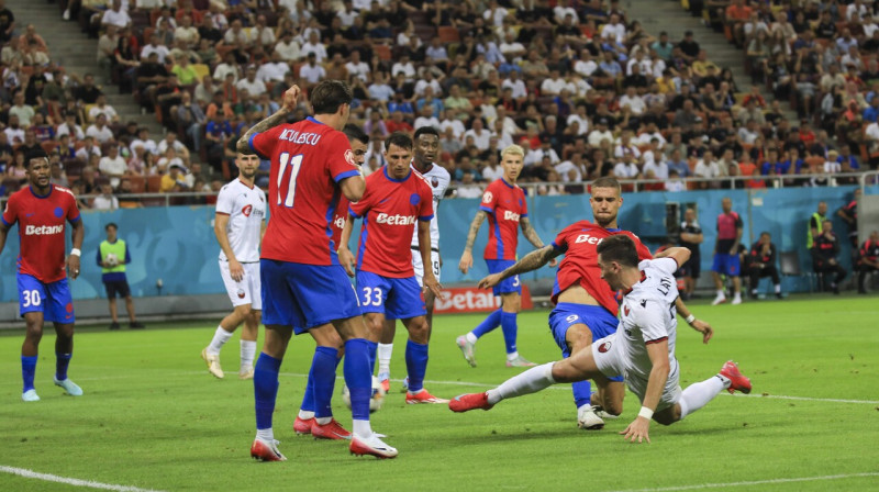 Mirklis pirms Tetovas "Shkëndija" futbolista Liridona Latifi vārtu guvuma Bukarestē. Foto: Vlad Suheschi/Imago Images/Scanpix