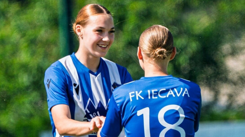 "Iecavas"/"Olaines" futbolistes Alise Keita Baltrušaite un Lote Aleksandrova (Nr. 18). Foto: Sieviešu futbols