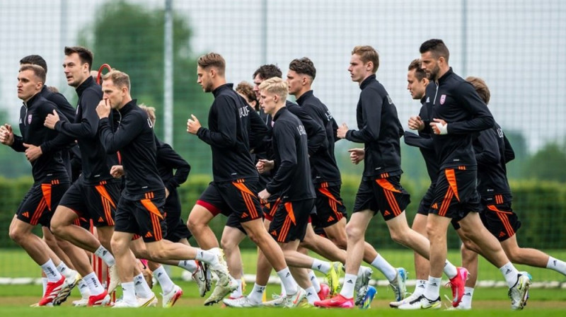 Latvijas izlases futbolisti treniņā Foto: LFF