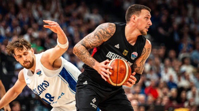 Dāniels Taiss apspēlē Mikaelu Jantunenu. Foto: FIBA