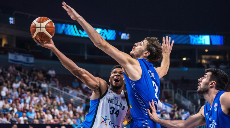 Jannis Adetokunbo uzbrukumā Eiropas meistarsacīkšu ceturtdaļfinālā pret Izraēlas valstsvienību. Foto: FIBA