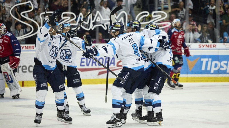 Kristaps Zīle ar komandas biedriem pēc vārtu guvuma. Foto: Jiří Princ/HC Bílí Tygři Liberec