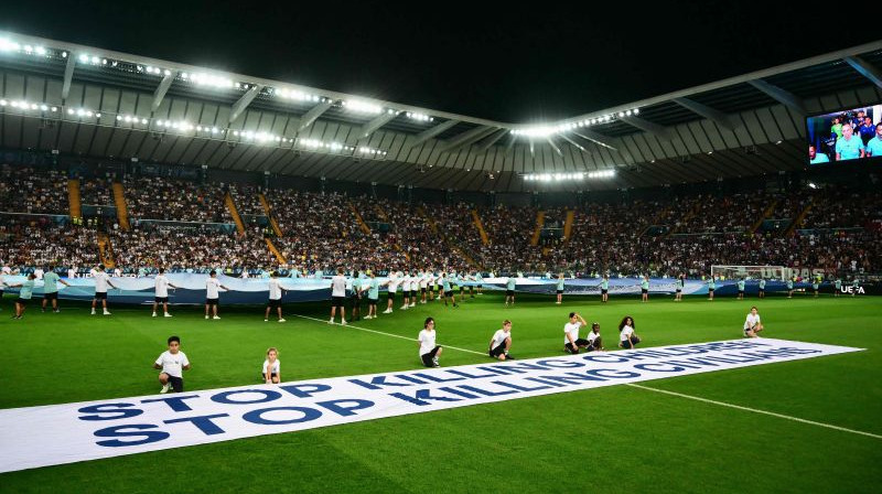Uzraksts stadionā pirms UEFA Superkausa izcīņas sākuma. Foto: AFP/Scanpix