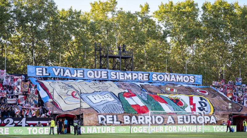 Madrides "Rayo Vallecano" līdzjutēju plakāts: "Ceļojums, par kuru vienmēr sapņojām. No apkaimes uz Eiropu." Foto: Alberto Gardin/Zumapress.com/Scanpix