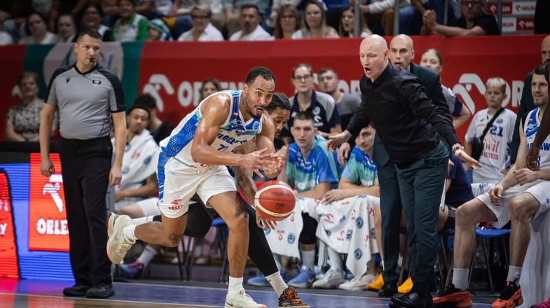 Akselis Vairogs (trešajā plānā) Vloclavekas "Anwil" spēlē. Foto: Anwil Włocławek