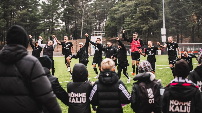 Nemmes "Kalju" komanda pēc Igaunijas Meistarlīgas bronzas godalgu izcīnīšanas. Foto: Janek Elson/Premium Liiga/Eesti Jalgpalli Liit