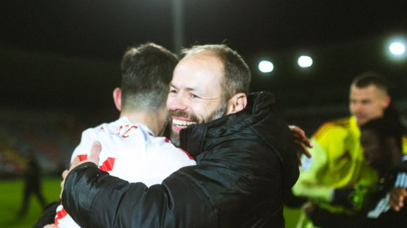 Marins Laušičs ar galveno treneri Andrēasu Almu. Foto: Mārtiņš Vējš