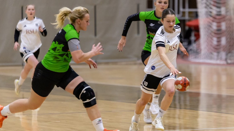 Uzbrukumā komandas RSU līdere Elīza Bilkšte. Foto: Aleksejs Kozlovs