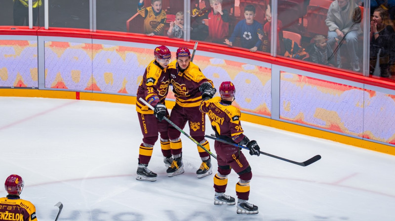 Edgars Kulda (Nr. 32) ar komandas biedriem. Foto: HC Dukla Jihlava