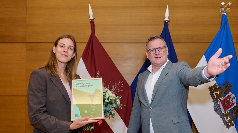 Tīna Graudiņa un Rīgas mērs Viesturs Kleinbergs. Foto: riga.lv