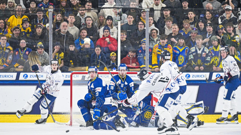 NCAA hokejisti uzbrukumā cīņā pret Davosas vienību. Foto: Gian Ehrenzeller/EPA/Scanpix
