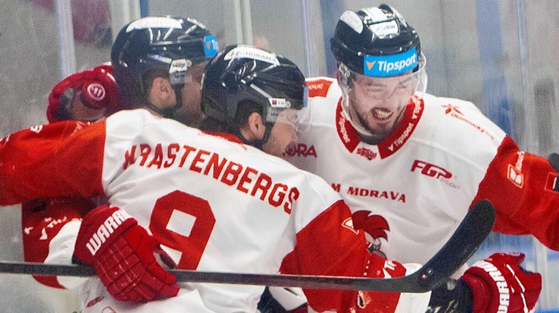 Renārs Krastenbergs ar komandas biedriem. Foto: Adina Králová/HC Olomouc