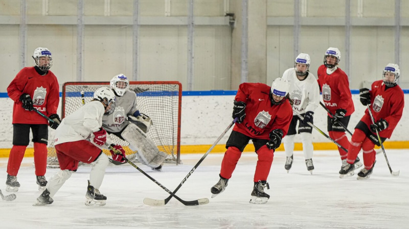 Latvijas U18 valstsvienības hokejistes treniņā Rīgā. Foto: Guntis Lazdāns/LHF