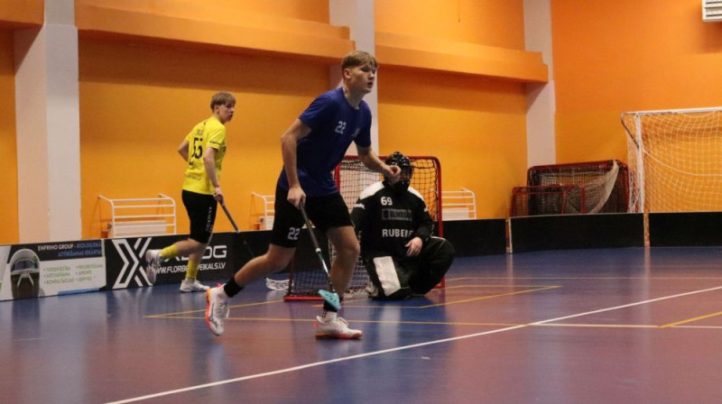 Ralfs Celmiņš (#22) komandas garo zaudējumu sēriju pārtrauca ar četriem vārtu guvumiem Bauskā, foto: Aiga Zane Kirmuška, Floorball.lv