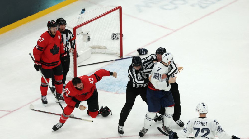 Uzvilktais Toms Vilsons pēc kautiņa dzenas pēc otrā raunda. Foto: Reuters/Scanpix