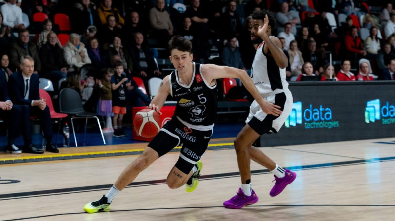 Anivaniva Teits-Džounss pret Kērtisu Holisu. Foto: Nauris Slokenbergs, Valmiera Glass/ViA