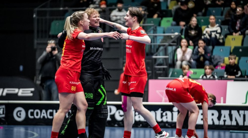 Aurēlija Zariņa ar komandas biedrenēm līksmo par Somijas kausa fināla sasniegšanu, foto: ainesmedia