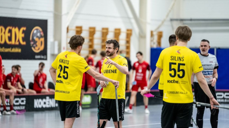Pāvela Semojonva (#77) un Mikus Eduarda Ķikuta (#25) saspēle deva "Rubenei" pirmo uzvaru šajā sērijā, foto: Jānis Lārmanis, Floorball.lv