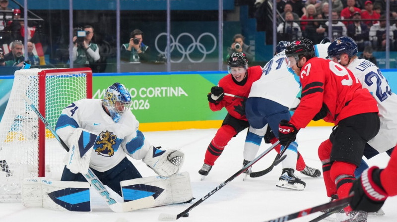Mirklis Kanādas un Somijas valstsvienību cīņā olimpiskajā pusfinālā Milānā. Foto: Andrea Cardin/IIHF